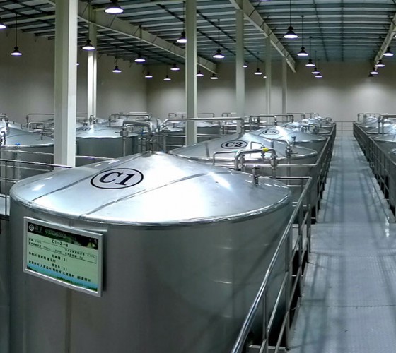 公司擁有都橄欖行業(yè)中亞洲最大的萬(wàn)噸標(biāo)準(zhǔn)化恒溫避光隔氧儲(chǔ)油庫(kù)，具備最佳的15℃-22℃低恒溫儲(chǔ)存環(huán)境。全部?jī)?chǔ)油罐采用食品級(jí)專(zhuān)用不銹鋼制作，采用..